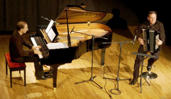 ΜΙΛΤΟΣ ΛΟΓΙΑΔΗΣ ΚΑΙ ΧΡΗΣΤΟΣ ΖΕΡΜΠΙΝΟΣ ΜΙΛΟΥΝ ΣΤΗΝ &quot;Ε&quot; Πάντρεψαν για Χατζιδάκι πιάνο και ακορντεόν