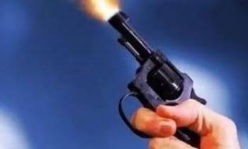 Πυροβόλησε για εκφοβισμό εντός καταστήματος στη Θουρία