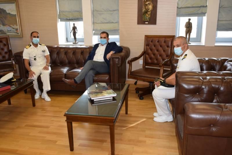 Στελέχη του Λιμενικού Σώματος στον δήμαρχο Καλαμάτας