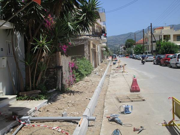 Εφτασαν Ναυαρίνου τα πεζοδρόμια της Αύρας