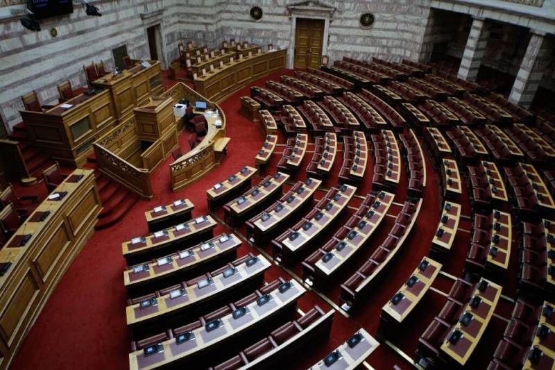 Καλοκαιρινό εθνικό και πολιτικό ναρκοπέδιο
