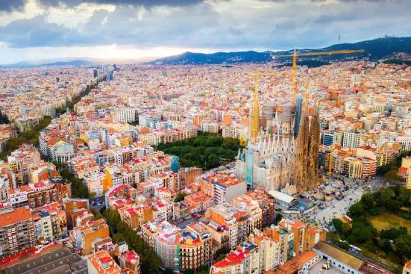 Ισπανία: Τέλος σε Αirbnb και σε όλες τις ενοικιάσεις διαμερισμάτων σε τουρίστες βάζει η Βαρκελώνη για να "φρενάρει" το κόστος στέγασης