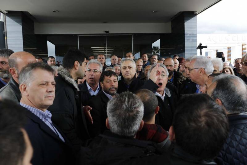 Μπάχαλο με το συνέδριο της ΓΣΕΕ στην Καλαμάτα (βίντεο)