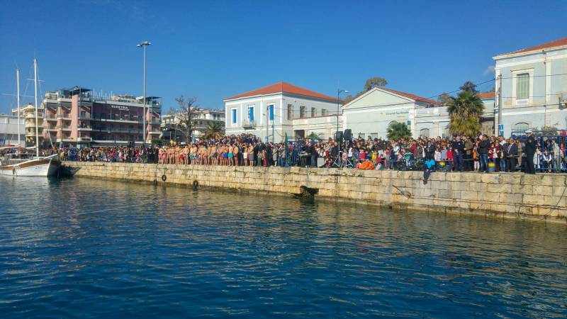 Μεγάλη προσέλευση στο λιμάνι της Καλαμάτας για τα Θεοφάνια (βίντεο-φωτογραφίες)