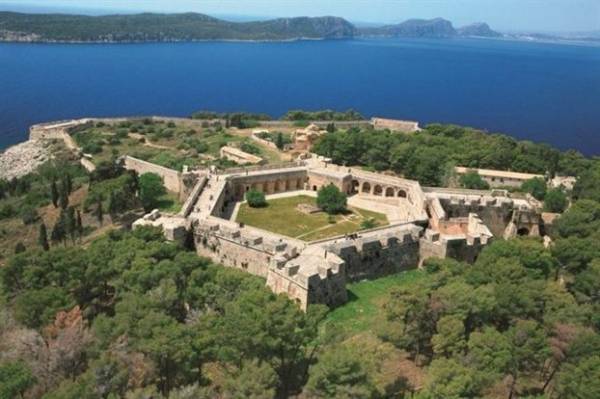 Σε μνημεία και κάστρα της Πυλίας η Μενδώνη