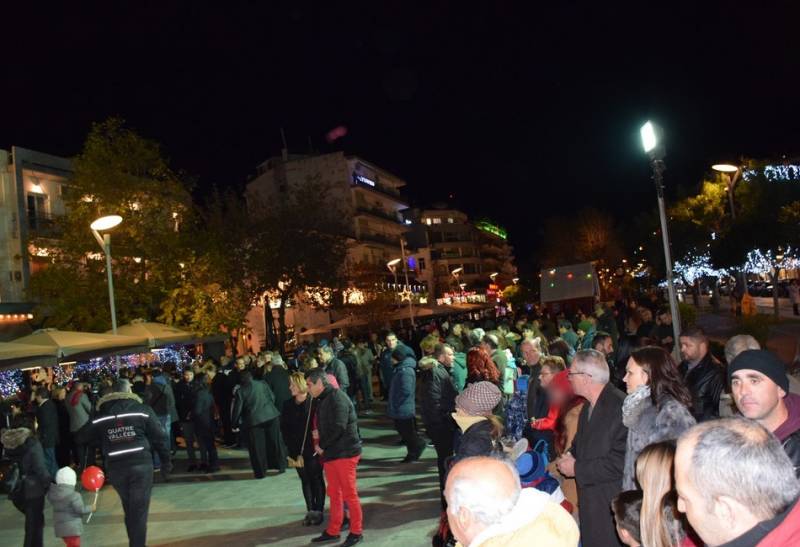 Οι Καλαματιανοί αψήφησαν το κρύο και άλλαξαν το χρόνο στην Κεντρική Πλατεία (φωτο)