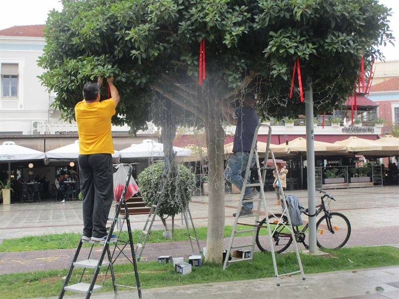Ξεκίνησε ο στολισμός της Καλαμάτας για τα Χριστούγεννα (Φωτογραφίες)
