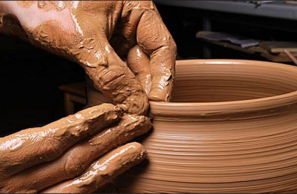 Μύηση των παιδιών στην τέχνη του πηλού