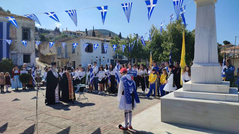 Κυπαρισσία: Κατάθεση στεφάνων στο Ηρώο της Ανω Πόλης (βίντεο)