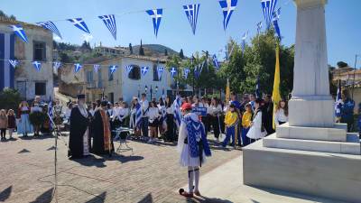 Κυπαρισσία: Κατάθεση στεφάνων στο Ηρώο της Ανω Πόλης (βίντεο)