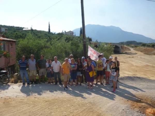 Διαμαρτυρία στα Μιχαλείκα για τον παράδρομο του περιφερειακού της Καλαμάτας (βίντεο-φωτογραφίες)
