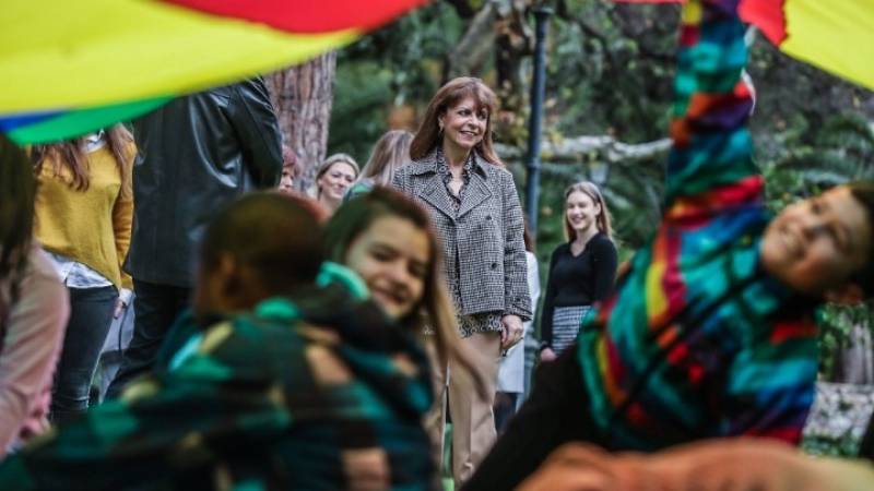 Σακελλαροπούλου: Ας δώσουμε σε όλα τα παιδιά ένα περιβάλλον αγάπης και φροντίδας μέσα στο οποίο θα ανθίσουν