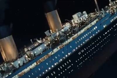 Τα κλαρίνα παίζουν και ο «Τιτανικός» βυθίζεται