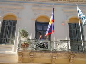 Με το κινητό  στο μπαλκόνι