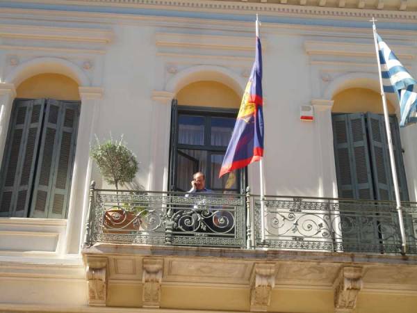 Με το κινητό στο μπαλκόνι