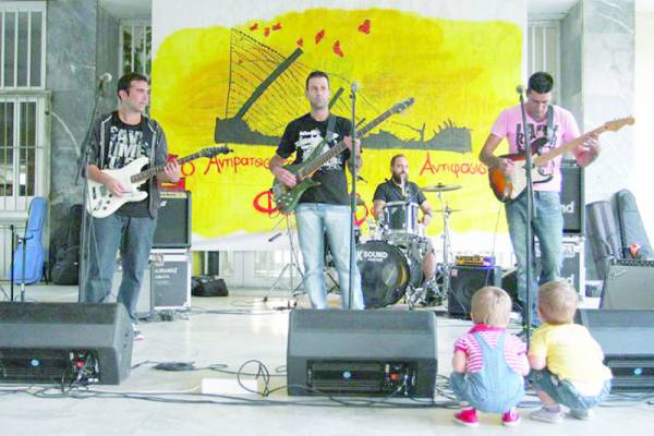 Το πρώτο του άλμπουμ των "Λυμένων ζυγών"