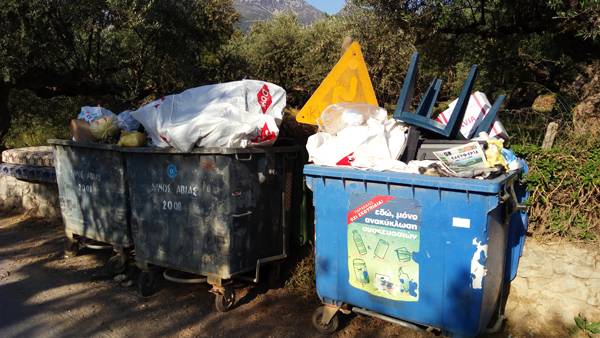 Ξέχειλοι κάδοι στην Αβία