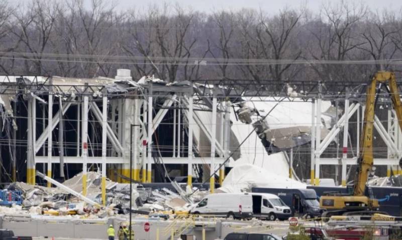 ΗΠΑ: Τουλάχιστον έξι νεκροί από την κατάρρευση μέρους αποθήκης της Amazon λόγω ανεμοστρόβιλου