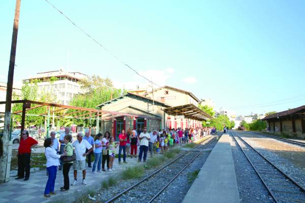 Ουρές για το τρένο Καλαμάτα - Μεσσήνη (φωτογραφίες)