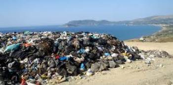 Γιορτάζοντας το θάψιμο των σκουπιδιών στην παραλία!