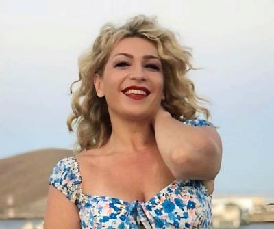 H Ασπασία Κοκόση στην "Ε" για την κωμωδία «Ούτε μπρος ούτε πίσω»: «Η παράσταση προσφέρει άφθονο γέλιο αλλά και τροφή για σκέψη»