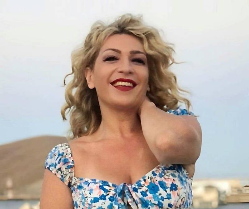 H Ασπασία Κοκόση στην "Ε" για την κωμωδία «Ούτε μπρος ούτε πίσω»: «Η παράσταση προσφέρει άφθονο γέλιο αλλά και τροφή για σκέψη»