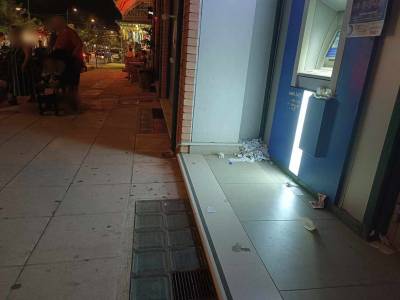 Σκουπιδότοπος γύρω από το ΑΤΜ...