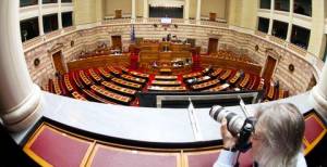 Μειώνεται η χρηματοδότηση των κομμάτων