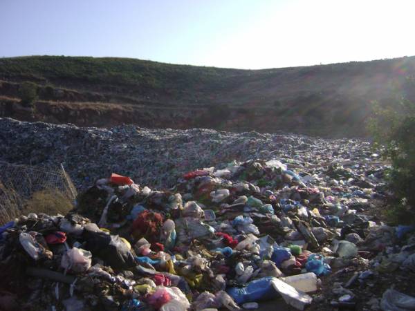 Η χωματερή στο Αλιμάκι ανησυχεί τους κατοίκους