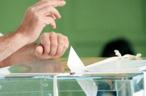 Στην τελική ευθεία προς τις εκλογές: Νέα πρόσωπα μπαίνουν σε όλα τα ψηφοδέλτια