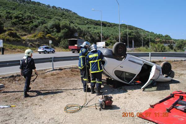 Ασκηση απεγκλωβισμού τραυματιών σε τροχαίο (φωτογραφίες)