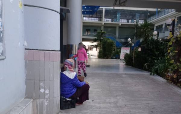Τα απλωμένα χέρια έξω από τα σούπερ μάρκετ και η εποπτεία...