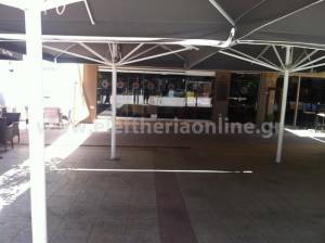 Μάζεψαν τραπεζοκαθίσματα στο κέντρο της Καλαμάτας λόγω οφειλών