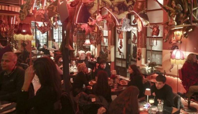 Νέα Μέτρα: Ώρα αποφάσεων για καρναβάλια και όρθιους στα μπαρ (βίντεο)