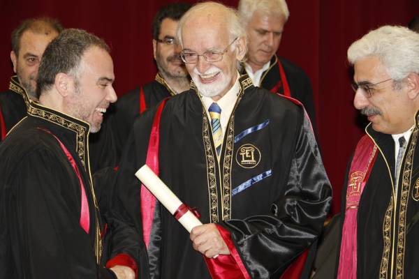 Επίτιμος καθηγητής του ΤΕΙ Πελοποννήσου ο Πάνος Καζάκος (βίντεο)