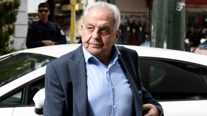 Ο γερανός του Δήμου Αθηναίων πήρε το αυτοκίνητο του Φλαμπουράρη!