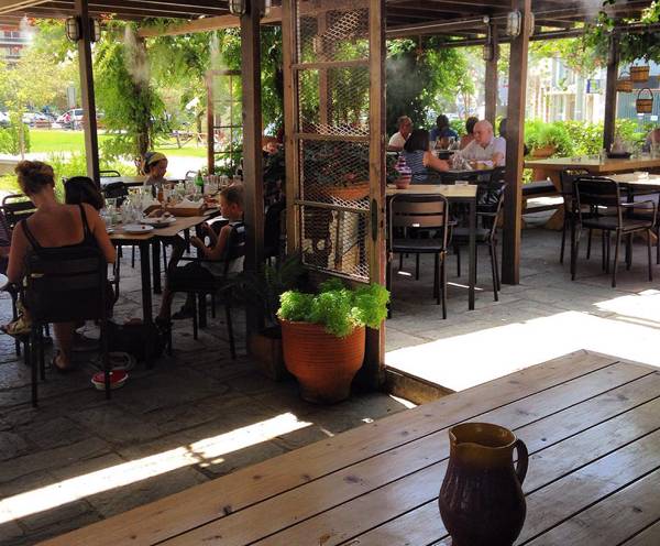 Καβγάς για τις αναθέσεις στο κατάστημα "Κεντρικόν" στην Καλαμάτα