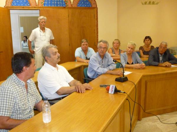 Διαμαρτυρόμενοι κάτοικοι του Νεοχωρίου τόνισαν: "Το νερό είναι ανθρώπινο δικαίωμα"