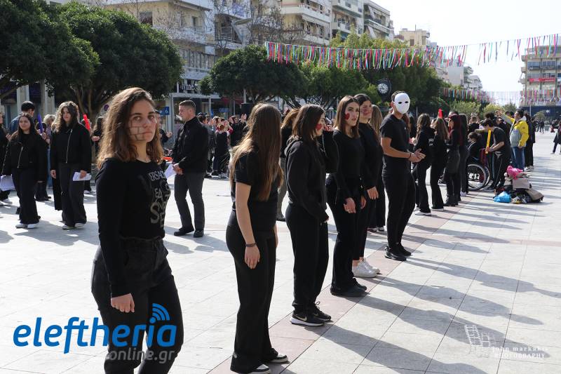 &quot;Ενώνουμε τις φωνές μας ενάντια στον εκφοβισμό με ένα τραγούδι&quot;: Δράση μαθητών στην Καλαμάτα (βίντεο+φωτογραφίες)