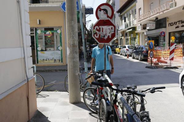 Πινακίδες έτοιμες να σε… σκοτώσουν σε ύψος ακόμα και στο 1,5 μέτρο
