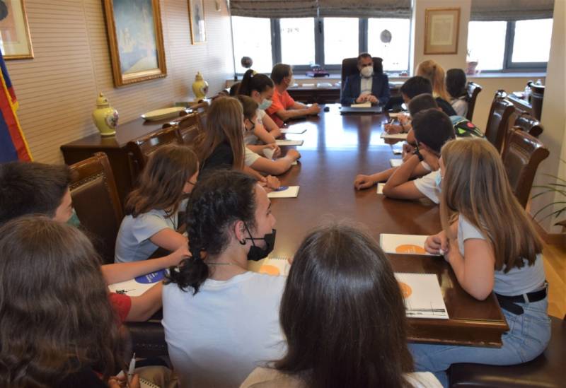 Μαθητές του 5ου Γυμνασίου Καλαμάτας στον δήμαρχο μετά την βράβευσή τους σε ευρωπαϊκό διαγωνισμό