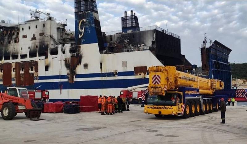 Euroferry Olympia: Μόνο με φιάλες οξυγόνου και ειδικές μάσκες συνεχίζεται η απομάκρυνση των οχημάτων