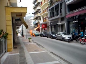 Βίντεο από τη φωτιά σε αυτοκίνητο στην οδό Φραντζή