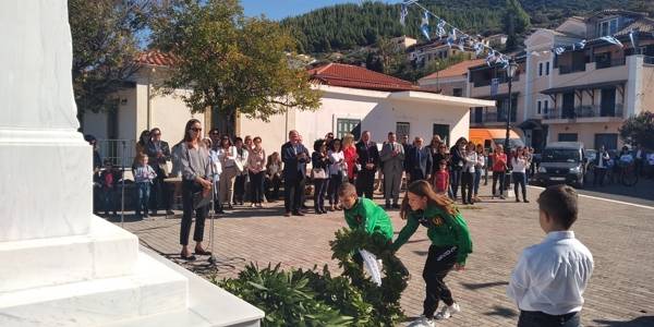Καταθέσεις στεφανιών στην Ανω Πόλη Κυπαρισσίας