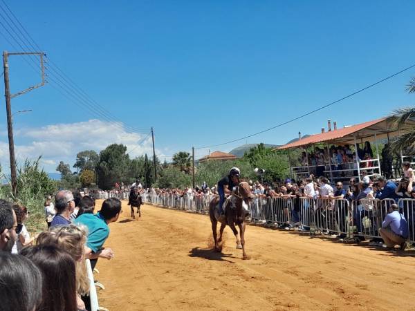 Συναρπαστικές κούρσες στις ιπποδρομίες στο Πλατύ