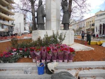 Ανθη γύρω από το μνημείο