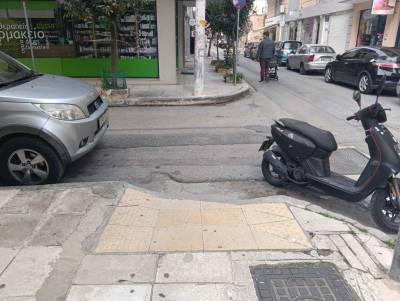 Ράμπα ΑμεΑ μόνο στη μία πλευρά