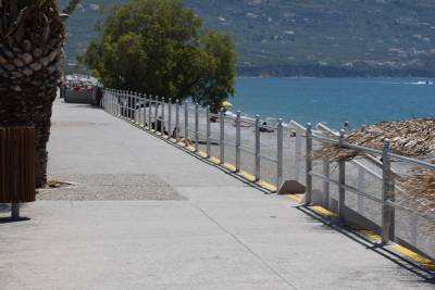 Προστατευτικά κιγκλιδώματα στο νότιο πεζοδρόμιο της Ναυαρίνου (φωτο)