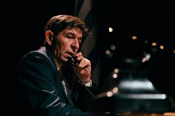 "Εκτός ύλης" με τον Γεράσιμο Σκιαδαρέση στην Καλαμάτα