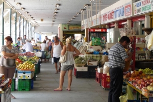 Ψάρια και κρέατα στους κάδους σκουπιδιών της κεντρικής αγοράς Καλαμάτας